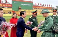 Đồng chí Đỗ Đức Duy, Ủy viên Trung ương Đảng, Bí thư Tỉnh ủy tặng hoa chúc mừng tân binh.
