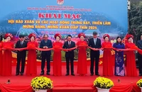 Lãnh đạo tỉnh Yên Bái cắt băng khai mạc Hội báo Xuân 2024. (Ảnh: THANH SƠN)