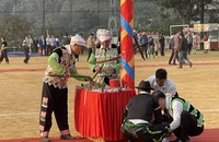 Người dân sửa soạn lễ cúng trời đất. (Ảnh THANH SƠN).