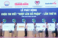 Đại diện Ban tổ chức và các đơn vị liên quan thực hiện nghi thức khởi động Cuộc thi viết “Vượt lên số phận” lần thứ VI.