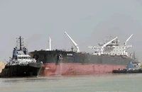 Vụ va chạm giữa hai tàu đã gây gián đoạn giao thông trên kênh Suez. (Nguồn: AP)