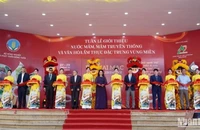 Cắt băng khai mạc Tuần lễ giới thiệu, kết nối ẩm thực Việt Nam cho các sản phẩm nước mắm truyền thống, các món ăn đặc trưng vùng miền.