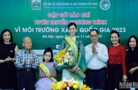 Ban tổ chức và các đại sứ chụp ảnh tại buổi họp báo.
