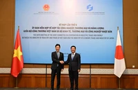 Bộ trưởng Công thương Nguyễn Hồng Diên và Bộ trưởng Kinh tế, Thương mại và Công nghiệp Nhật Bản Nishimura Yasutoshi.