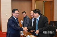 Chủ tịch Quốc hội Vương Đình Huệ với các đại biểu dự buổi lễ.