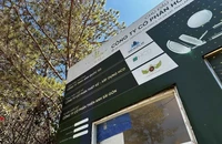 Dự án Tòa nhà Câu lạc bộ Golf do Công ty Cổ phần Hoàng Gia ĐL làm chủ đầu tư, xây dựng trên khuôn viên Sân Golf Đồi cù Đà Lạt.