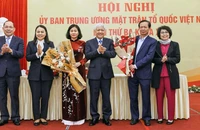 Chủ tịch Ủy ban Trung ương Mặt trận Tổ quốc Việt Nam Đỗ Văn Chiến (thứ 3 từ phải sang) và các đồng chí lãnh đạo Ủy ban trao hoa chúc mừng 2 tân Ủy viên Ủy ban, Đoàn Chủ tịch Ủy ban Trung ương Mặt trận Tổ quốc Việt Nam khóa X.