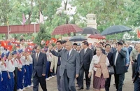 Thiếu nhi tỉnh Nghệ An chào đón Chủ tịch Đảng, Chủ tịch nước Lào Khamtay Siphandone tới thăm năm 2002. (Ảnh: TTXVN)