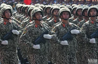 [Ảnh] Khối sĩ quan quân đội hùng dũng tiến vào lễ đài tại Lễ Kỷ niệm 50 năm Ngày Giải phóng miền nam, thống nhất đất nước