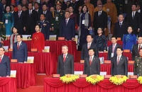 Các vị lãnh đạo Đảng và Nhà nước cùng các vị khách quốc tế tham gia nghi thức chào cờ. (TTXVN).