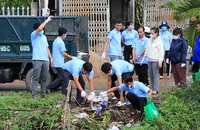 Lực lượng đoàn viên, thanh niên ra quân thu gom rác thải nhựa tại thị xã Long Mỹ, tỉnh Hậu Giang.