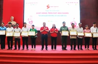 Tặng bằng khen của Chủ tịch UBND tỉnh cho các cá nhân có thành tích xuất sắc trong phong trào hiến máu tình nguyện.