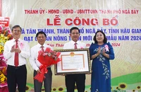 Lãnh đạo tỉnh Hậu Giang trao bằng công nhận đạt chuẩn nông thôn mới kiểu mẫu cho xã Tân Thành.