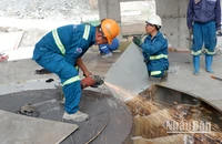 Hiện nay, hơn 1.300 kỹ sư, công nhân trên công trường xây dựng Nhà máy Thủy điện Hòa Bình mở rộng đang nỗ lực thi công "3 ca 4 kíp", “ăn tranh thủ, ngủ khẩn trương”, làm xuyên ngày nghỉ, ngày Lễ, ngày Tết để bảo đảm tiến độ các hạng mục đã đề ra. (Ảnh: LÊ CHI)