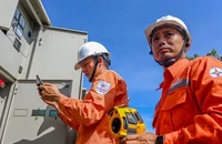 Công nhân kiểm tra hệ thống tủ điện. (Ảnh: EVN)