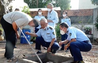 Lực lượng Quản lý thị trường kiểm tra chất lượng xăng dầu tại một cửa hàng kinh doanh xăng dầu trên địa bàn tỉnh Hà Nam.