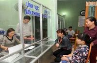 Người dân xã Lại Xuân, huyện Thủy Nguyên (Hải Phòng) làm các thủ tục hành chính tại bộ phận 1 cửa của xã. (Ảnh: An Khánh)
