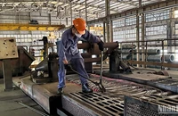 Sản xuất thép tại Nhà máy cán thép Thái Nguyên.