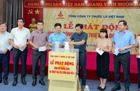 Lãnh đạo Vinataba thực hiện quyên góp, ủng hộ đồng bào chịu thiệt hại do thiên tai mưa lũ.