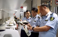Lực lượng quản lý thị trường kiểm tra hàng hóa vi phạm tại một cửa hàng trên địa bàn thành phố Đà Nẵng.