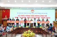 Đại diện Mặt trận Tổ quốc thành phố tiếp nhận đăng ký ủng hộ của các đơn vị.