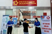 Hướng dẫn người dân làm thủ tục hành chính tại Trung tâm Hành chính công của tỉnh.