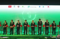 Các đại biểu cắt băng khánh thành nhà máy.