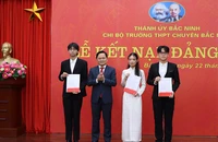 Bí thư Tỉnh ủy Bắc Ninh trao Quyết định kết nạp Đảng cho 3 đồng chí đảng viên mới.