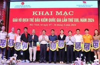 Ban tổ chức trao Cờ lưu niệm tặng các đội tham dự giải.