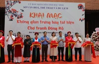 Các đại biểu cắt băng Khai mạc không gian trưng bày tái hiện chợ tranh Đông Hồ.