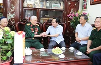 Bí thư Tỉnh ủy Bắc Ninh tới thăm, tặng quà Thương binh La Văn Din - chiến sĩ Điện Biên năm xưa.
