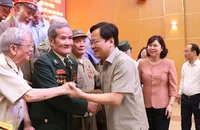 Bí thư Tỉnh ủy Bắc Ninh ân cần thăm hỏi, động viên các chiến sĩ Điện Biên, thanh niên xung phong, dân công hỏa tuyến trực tiếp tham gia Chiến dịch Điện Biên Phủ.