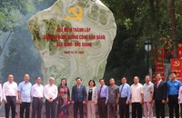 Các đại biểu chụp ảnh lưu niệm bên Bia ghi dấu địa điểm thành lập Đảng bộ Đông Dương Cộng sản Đảng Bắc Ninh-Bắc Giang.