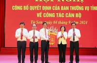 Các đồng chí lãnh đạo tỉnh tặng hoa chúc mừng đồng chí Lưu Đình Thực, tân Bí thư Thành ủy Từ Sơn.