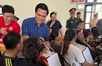 Phó Chủ tịch Ủy ban nhân dân tỉnh Bắc Ninh Lê Xuân Lợi thăm hỏi, động viên người dân bị ảnh hưởng do bão số 3 gây ra tại khu Vạn An, thành phố Bắc Ninh.