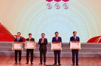 Bí thư Tỉnh ủy Bắc Ninh Nguyễn Anh Tuấn trao Huân chương Lao động cho các cá nhân.