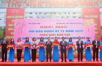 Các đại biểu cắt băng khai mạc trưng bày Hội báo Xuân Ất Tỵ năm 2025.