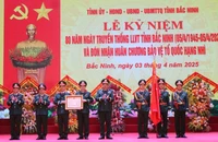 Thừa ủy quyền của Chủ tịch nước, Thượng tướng Huỳnh Chiến Thắng, Phó Tổng Tham mưu trưởng Quân đội nhân dân Việt Nam trao Huân chương Bảo vệ Tổ quốc hạng Nhì tặng Bộ Chỉ huy Quân sự tỉnh Bắc Ninh.