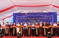 Các đại biểu cắt băng khai mạc Ngày sách và Văn hóa đọc Việt Nam lần thứ 4 tại Bắc Ninh.