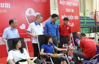 Các đại biểu thăm hỏi, biểu dương các đoàn viên, thanh niên tham gia hiến máu.
