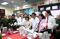 Các đại biểu tham quan không gian trưng bày.