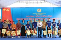 Lãnh đạo Liên đoàn lao động tỉnh và Ban Quản lý Khu công nghiệp Bắc Ninh trao quà hỗ trợ đoàn viên, người lao động có hoàn cảnh khó khăn.