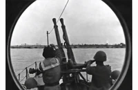 Tàu tuần tiễu của Tiểu đoàn 100, Trung đoàn 171 bảo vệ cầu Long Biên, tháng 5/1967. (Ảnh tư liệu)