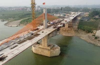 Cầu Vĩnh Phú bắc qua sông Lô nối hai tỉnh Phú Thọ và Vĩnh Phúc đang được gấp rút thi công, đảm bảo hoàn thành trong năm nay.