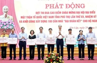 Lãnh đạo tỉnh Phú Thọ trao biểu trưng kinh phí xóa nhà tạm cho các địa phương trong tỉnh.