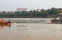 Bộ Chỉ huy Quân sự tỉnh Phú Thọ huy động nhiều lực lượng, phương tiện để tìm kiếm các học sinh mất tích do đuối nước. (Ảnh: NGỌC LONG)