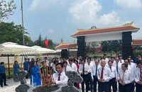 Lãnh đạo tỉnh Hải Dương dâng hương tưởng nhớ Chủ tịch Hồ Chí Minh.
