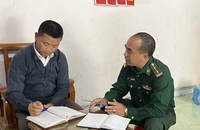Cán bộ Đồn Biên phòng A Mú Sung tham gia sinh hoạt Đảng tại chi bộ thôn Lũng Pô, xã A Mú Sung.