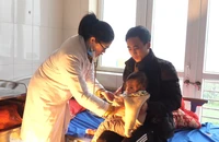 Đội ngũ y, bác sĩ tích cực phòng, chống rét cho người già, trẻ nhỏ.