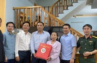 Đoàn công tác thăm và tặng quà cho cụ bà Nguyễn Thị Vân tại Tổ dân phố 6B, thị trấn Phố Ràng, huyện Bảo Yên (Lào Cai).